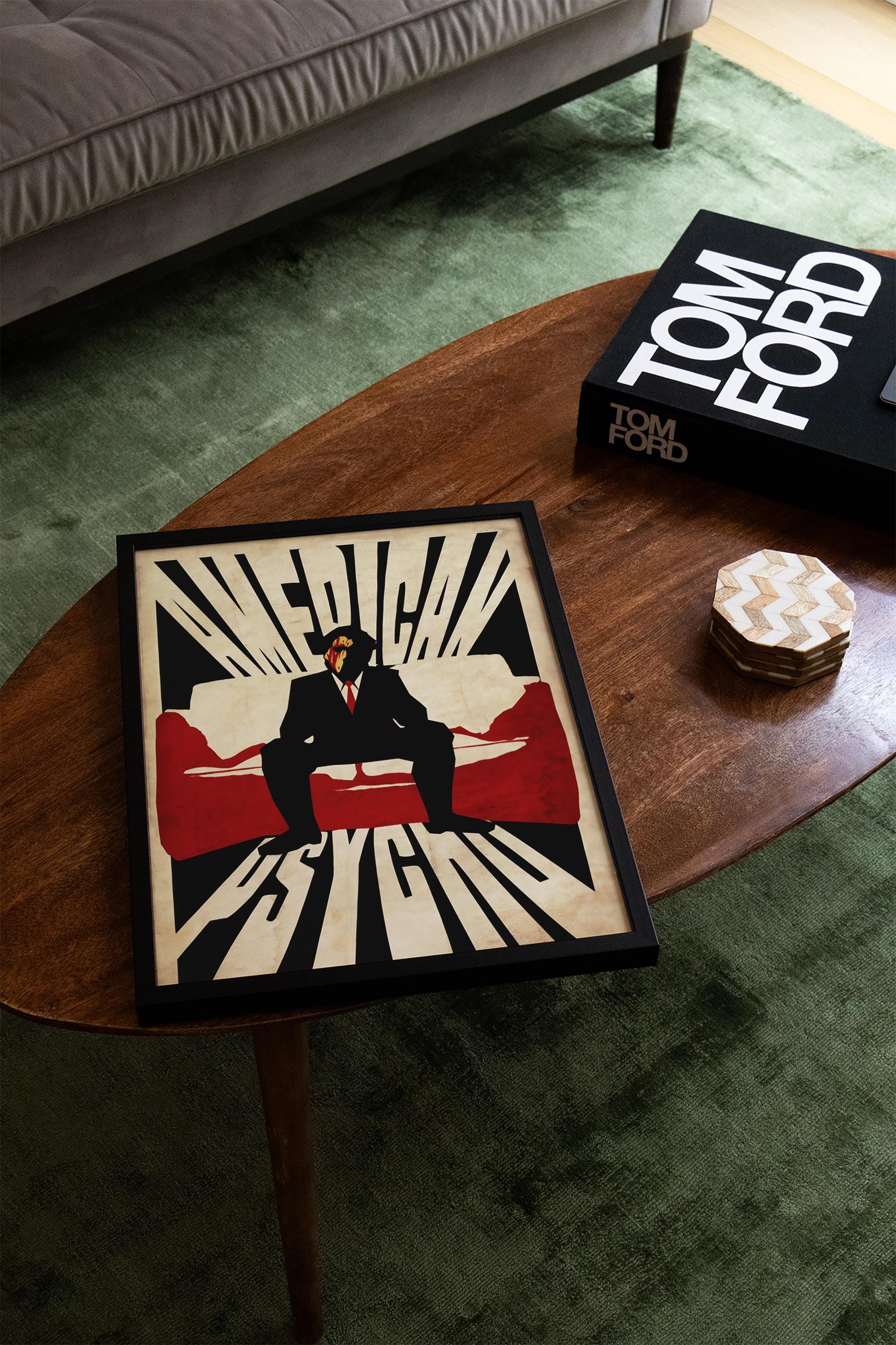 poster di American Psycho incorniciato e riposto su tavolino di legno