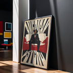 poster di American Psycho incorniciato, appoggiato su parete nera, illuminato da luce naturale