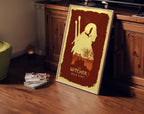 poster di the witcher 3 incorniciato, appoggiato a mobile della tv