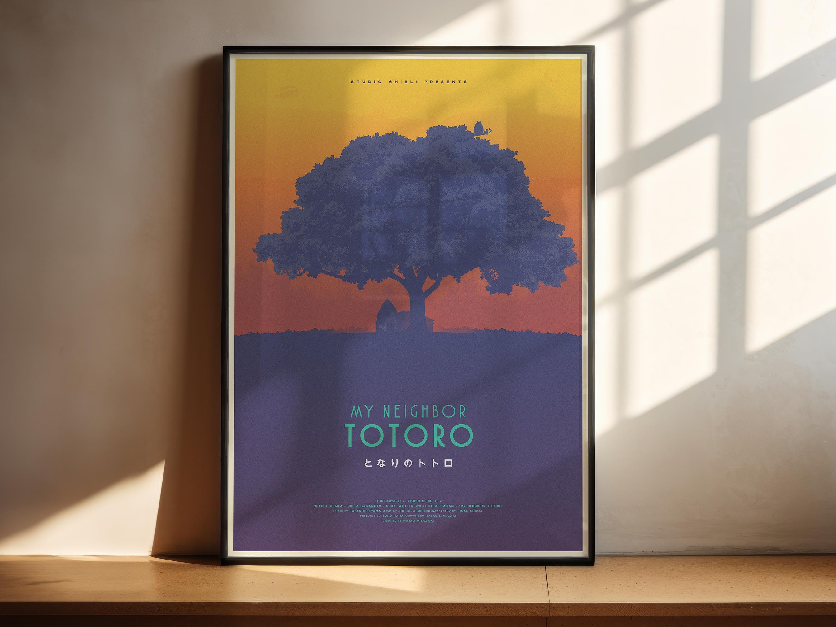 Poster appeso con luce naturale: Stampa in cornice su ripiano in legno, illuminata dalla luce della finestra. Ombre leggere creano un effetto elegante, perfetto per arredamenti minimalisti.