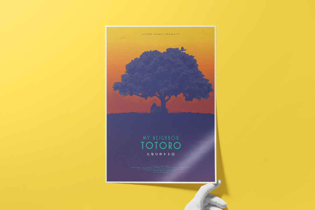 Poster artistico Totoro: Stampa minimalista ispirata al film Studio Ghibli. Un grande albero silhouette su sfondo sfumato arancio e blu. Titolo "My Neighbor Totoro" con testo giapponese.