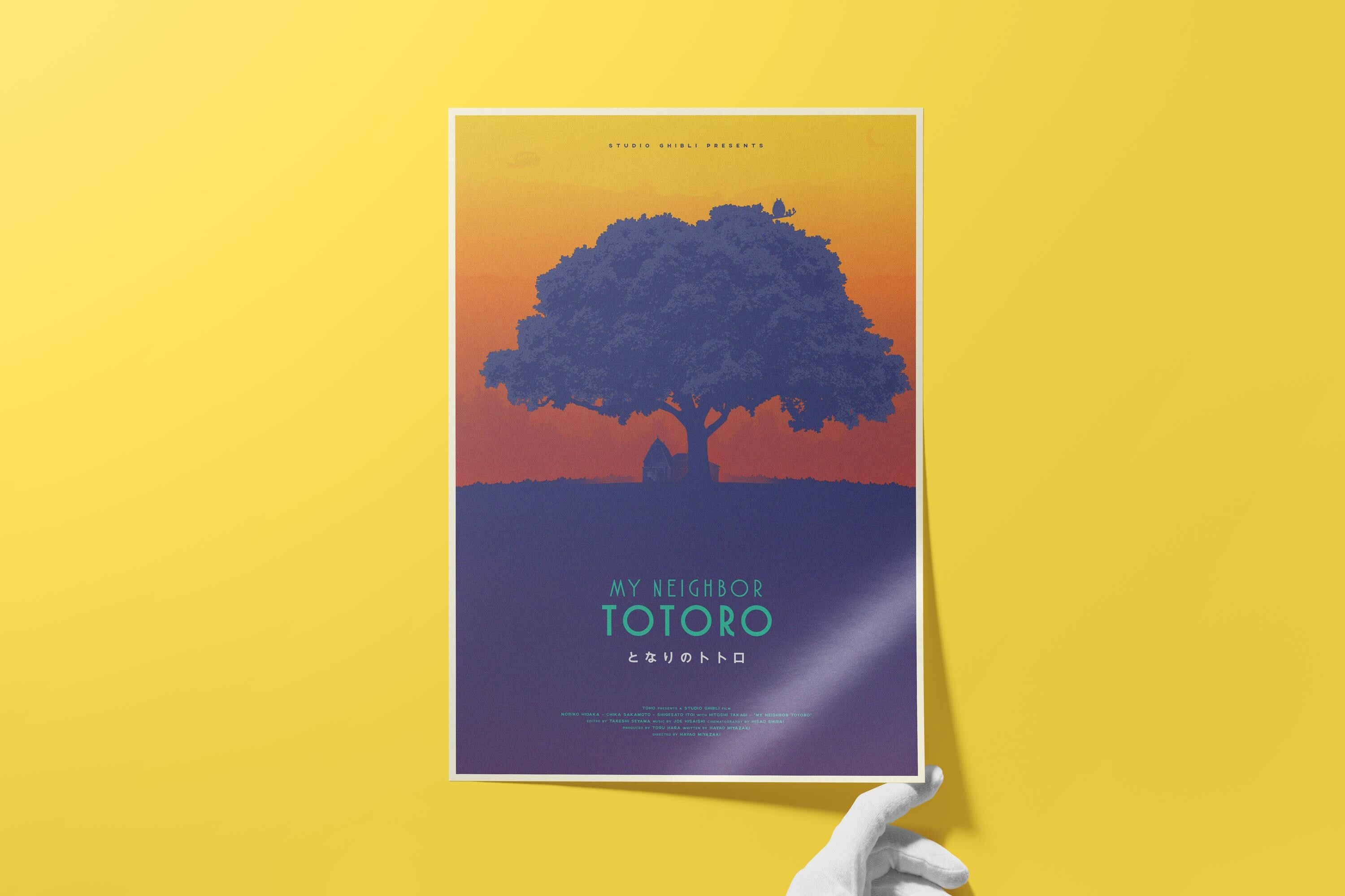 Poster artistico Totoro: Stampa minimalista ispirata al film Studio Ghibli. Un grande albero silhouette su sfondo sfumato arancio e blu. Titolo &quot;My Neighbor Totoro&quot; con testo giapponese.