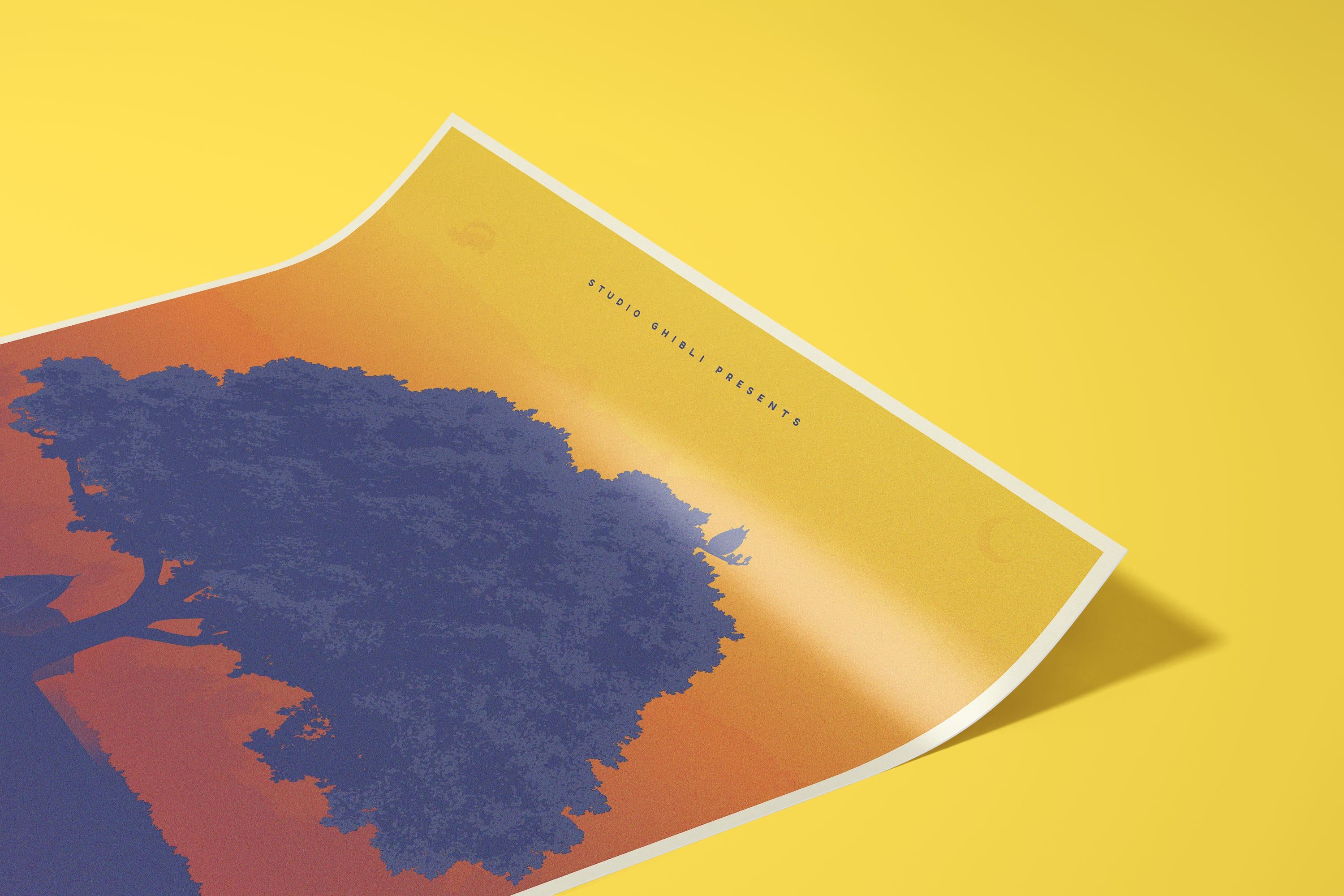 Poster artistico Totoro: Stampa minimalista ispirata al film Studio Ghibli. Un grande albero silhouette su sfondo sfumato arancio e blu. Titolo "My Neighbor Totoro" con testo giapponese.