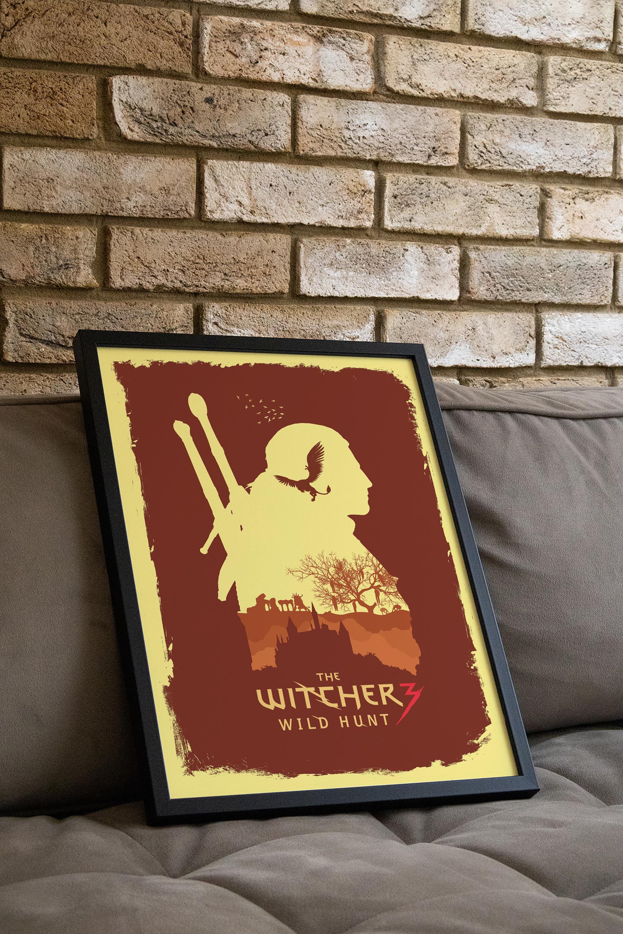 poster di the witcher 3 incorniciato appoggiato su divano