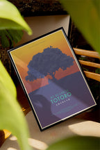Mockup su sedia in legno: Poster incorniciato appoggiato su una poltrona, circondato da piante verdi. Luce naturale soffusa crea un’atmosfera calda e accogliente.