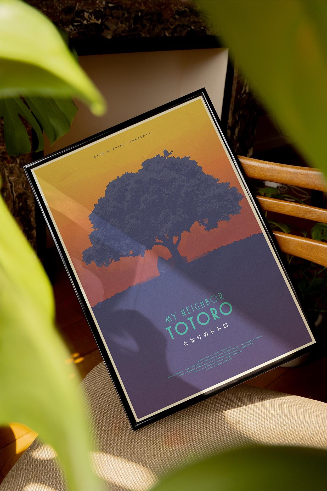 Mockup su sedia in legno: Poster incorniciato appoggiato su una poltrona, circondato da piante verdi. Luce naturale soffusa crea un’atmosfera calda e accogliente.