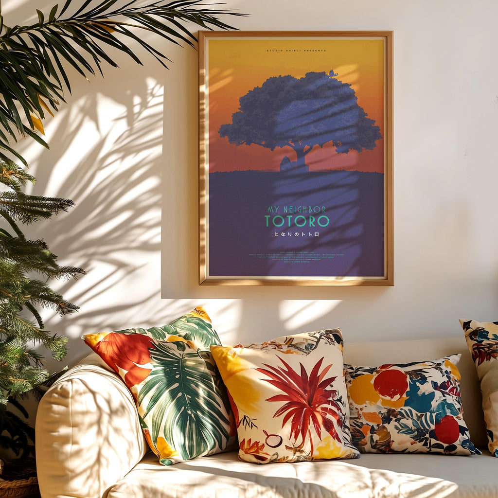 Poster appeso con luce naturale: Stampa in cornice su ripiano in legno, illuminata dalla luce della finestra. Ombre leggere creano un effetto elegante, perfetto per arredamenti minimalisti.
