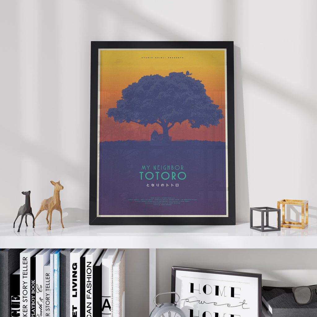 Decorazione su scaffale moderno: Poster incorniciato accanto a libri di design e decorazioni. Perfetto per ambienti contemporanei e amanti dello Studio Ghibli.