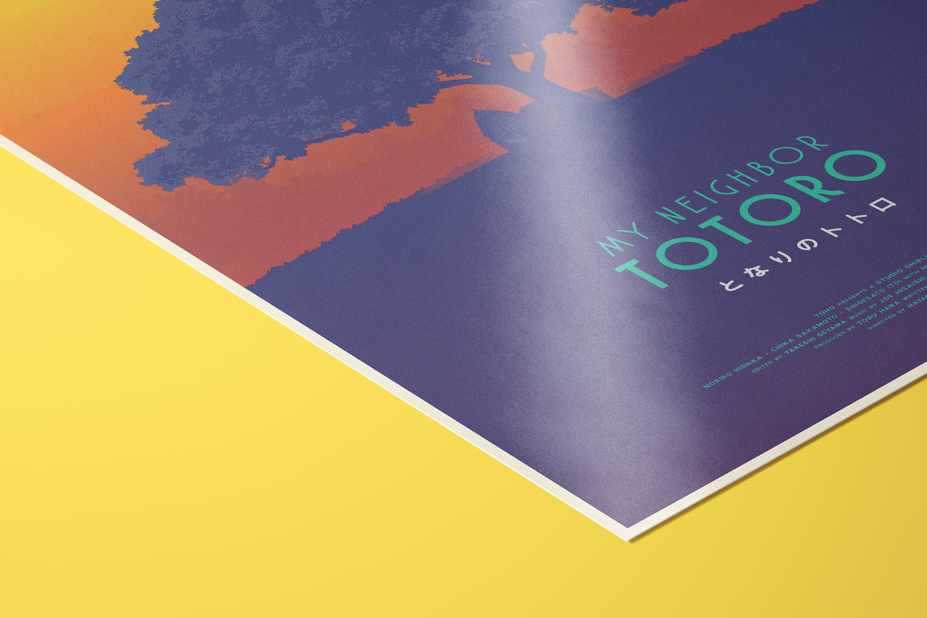 Poster artistico Totoro: Stampa minimalista ispirata al film Studio Ghibli. Un grande albero silhouette su sfondo sfumato arancio e blu. Titolo &quot;My Neighbor Totoro&quot; con testo giapponese.