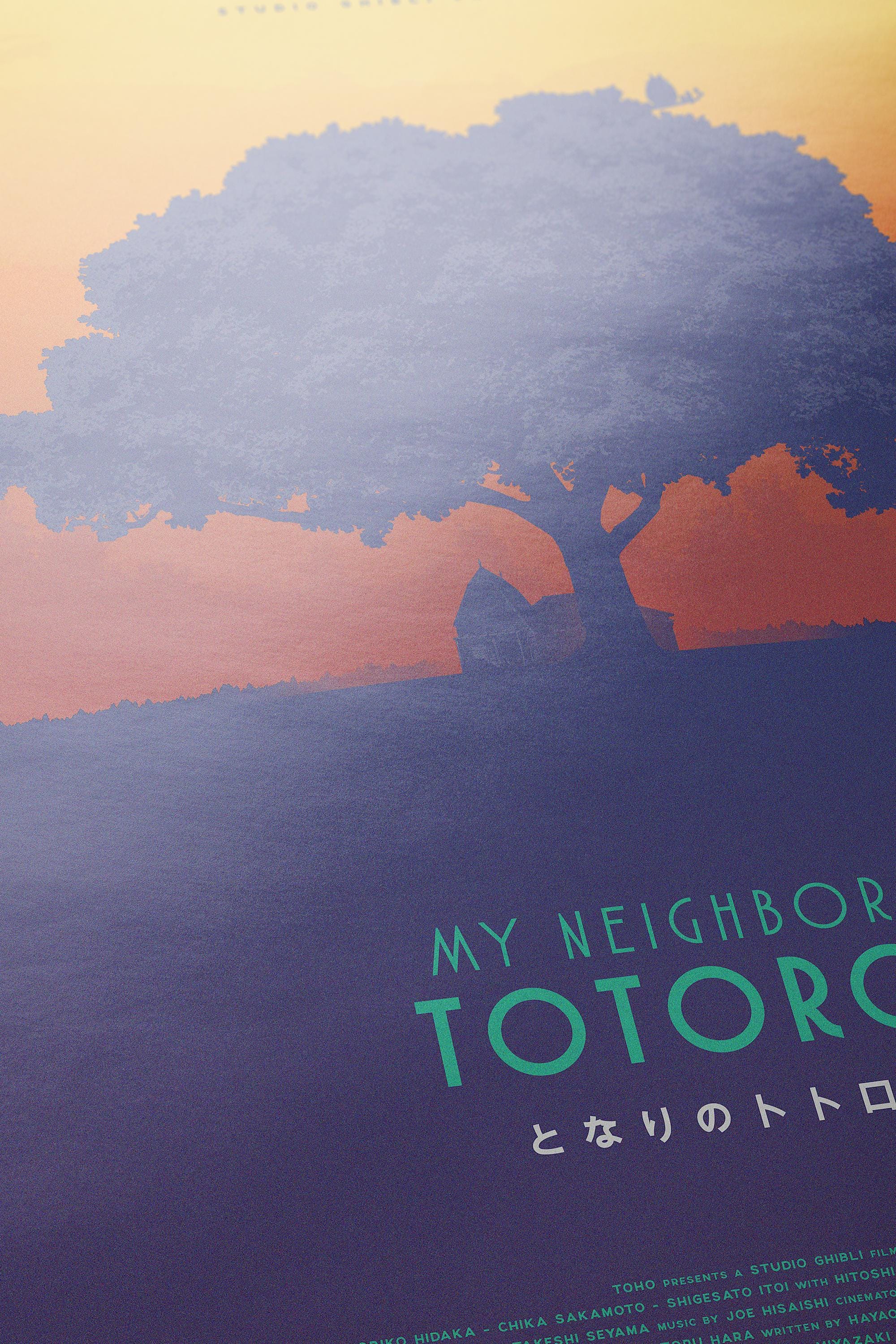 Poster artistico Totoro: Stampa minimalista ispirata al film Studio Ghibli. Un grande albero silhouette su sfondo sfumato arancio e blu. Titolo &quot;My Neighbor Totoro&quot; con testo giapponese.